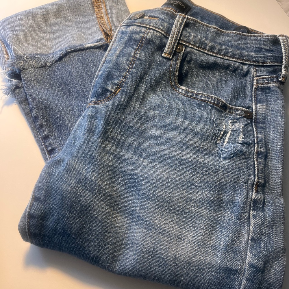Size 25 “Girlfriend” Banana Republic Premium Denim Frayed Hem Blue Cropped Jeans